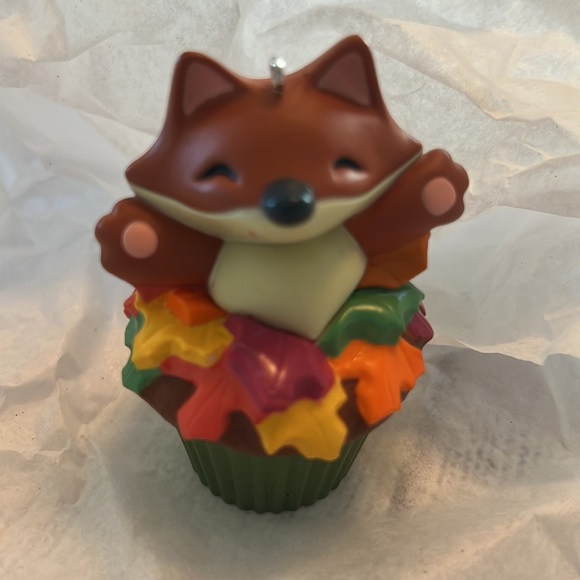 ⭐️HP NIB Hallmark Keepsake Cupcake orn. Sly and Sweet-2nd in a monthly series - Picture 2 of 16